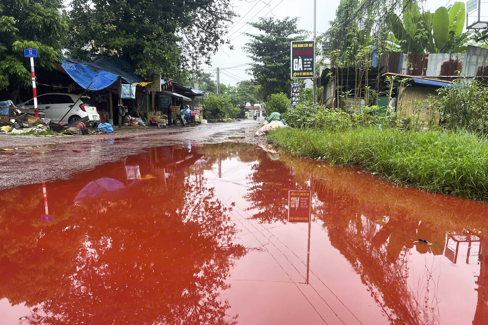 Nguyên nhân vụ chất lỏng đỏ như máu phủ kín mặt đường ở Thái Nguyên