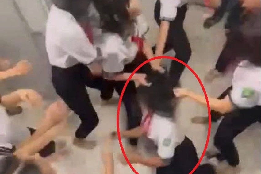 Nữ sinh cấp 2 bị bạn học đánh hội đồng trong nhà vệ sinh trường học ở TPHCM