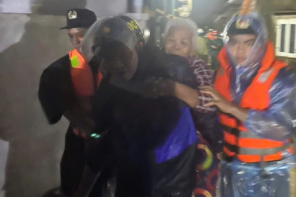 Nước biển dâng trong đêm tràn qua bờ kè, dân hối hả chạy sơ tán