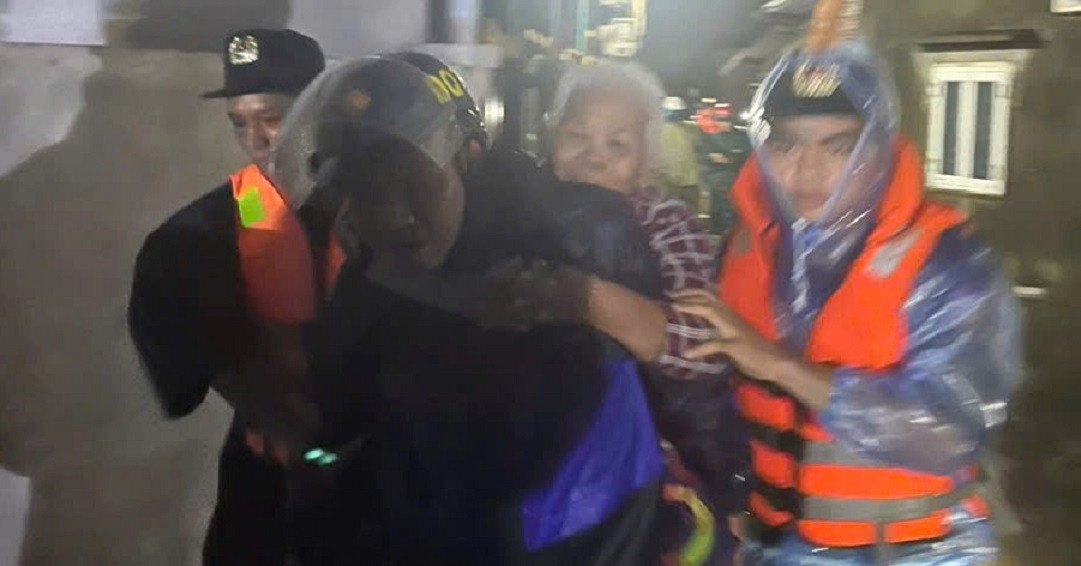 Nước biển dâng trong đêm tràn qua bờ kè, dân hố...