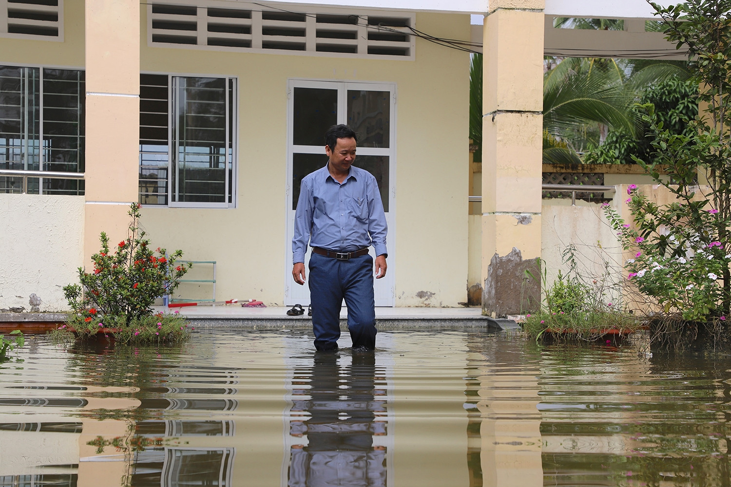Nước dâng cao bao vây trường học, trăm nỗi lo của thầy trò vùng trũng Cần Thơ