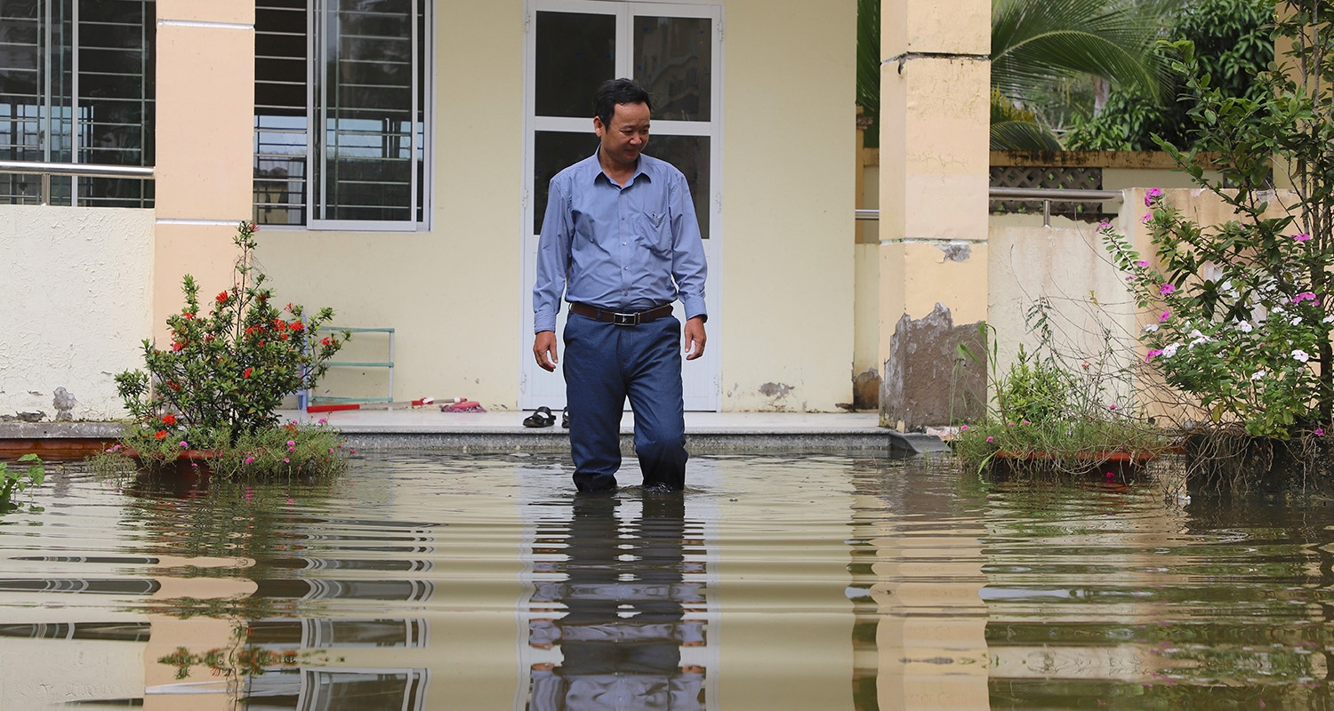 Nước dâng cao bao vây trường học, trăm nỗi lo của thầy trò vùng trũng Cần Thơ