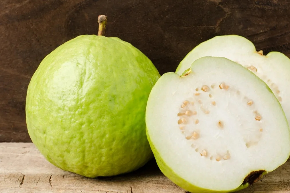 Ổi được mệnh danh ‘vua vitamin C’ nhưng 2 nhóm người cần hạn chế ăn