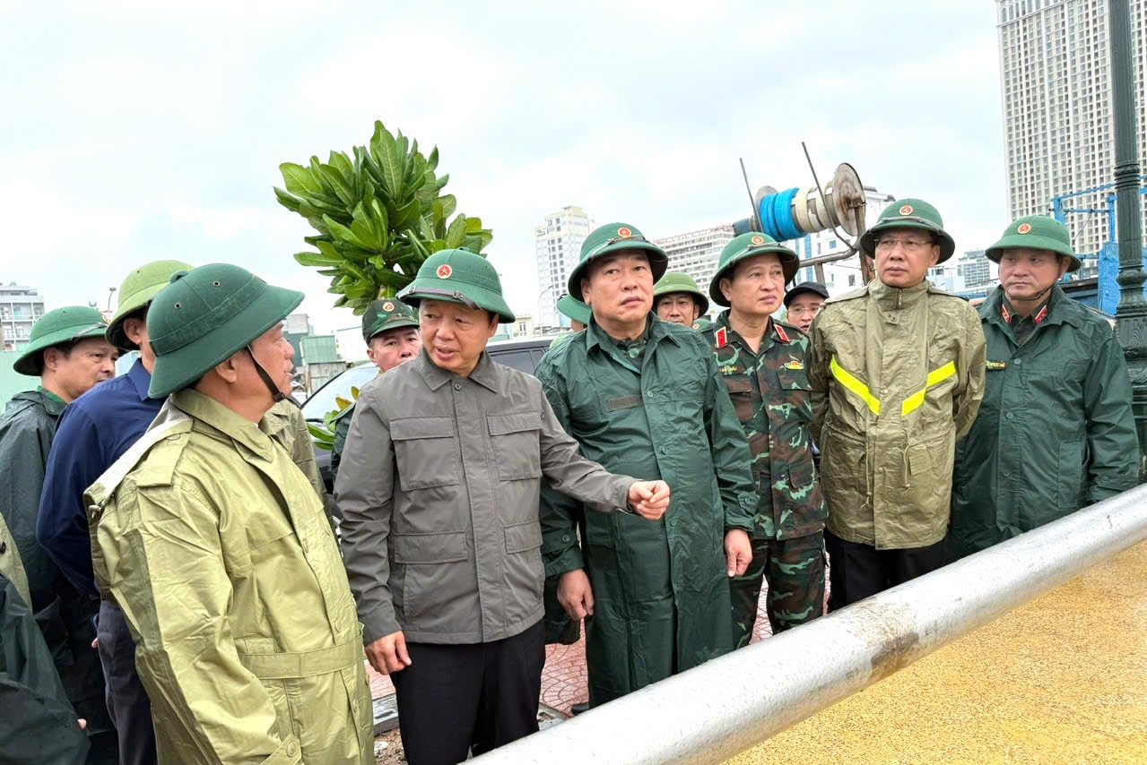 Phó Thủ tướng Trần Hồng Hà cùng lực lượng chức năng tỉnh Gia Lai kiểm tra công tác phòng chống bão số 13 Kalmaegi sáng 611. Ảnh P.Anh.jpg