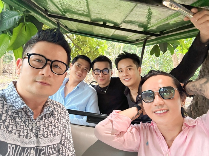 Nhạc sĩ Hồ Hoài Anh cùng bạn bè