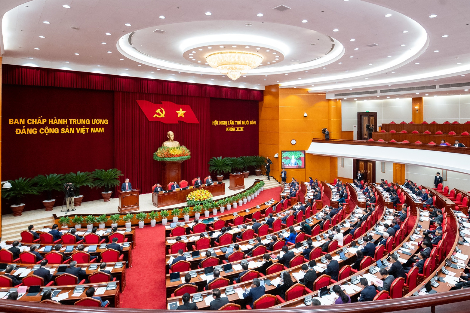 Thông cáo ngày làm việc thứ hai hội nghị Trung ương 14 khóa 13