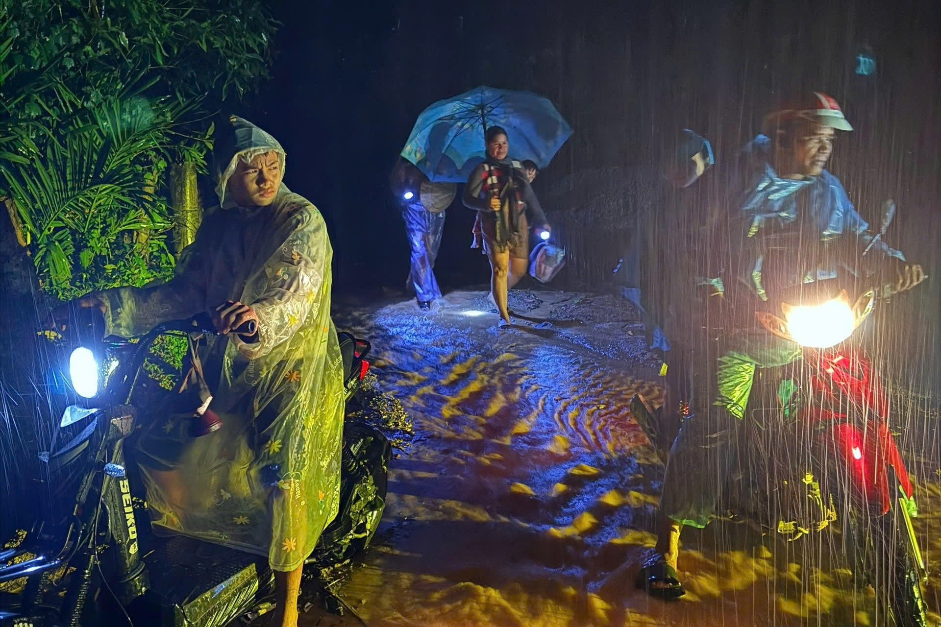 Trưởng thôn báo có vết nứt núi, hàng chục người phải sơ tán khẩn trong bão