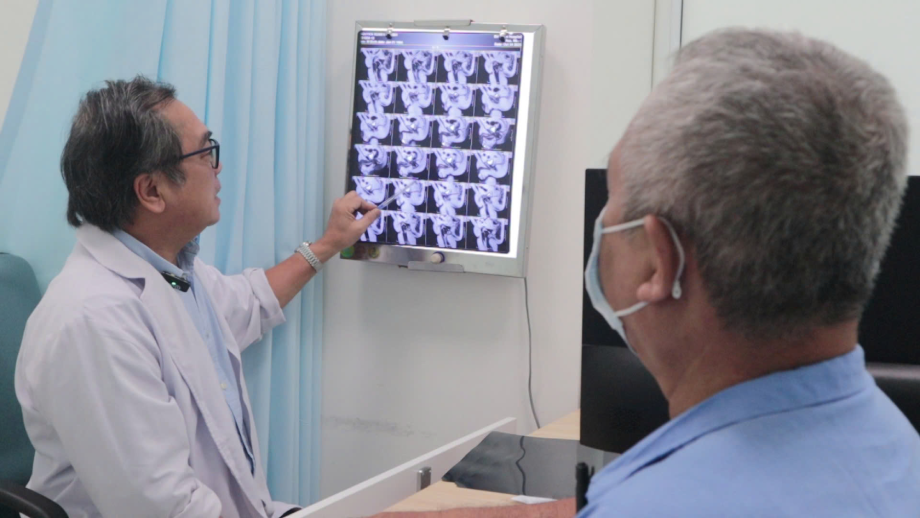 TS.BS Nguyễn Tế Kha đang tư vấn cho người bệnh về kết quả MRI đánh giá sau phẫu thuật ung thư tuyến tiền liệt 3 năm (1).png