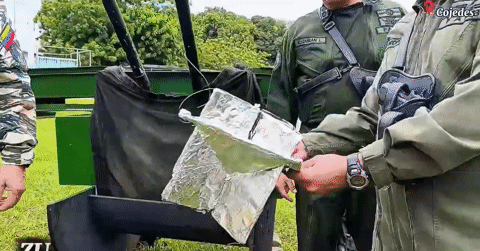 Venezuela tung loạt vũ khí giả, đánh lừa tình b...