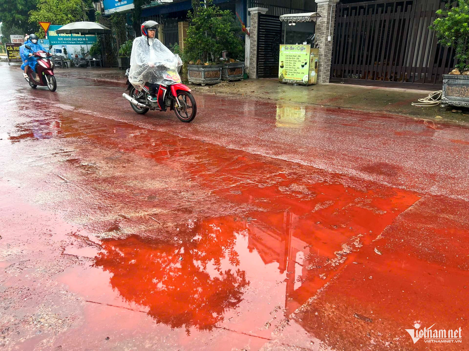 W-chất đỏ đổ ra đường thái nguyên_8.JPG.jpg