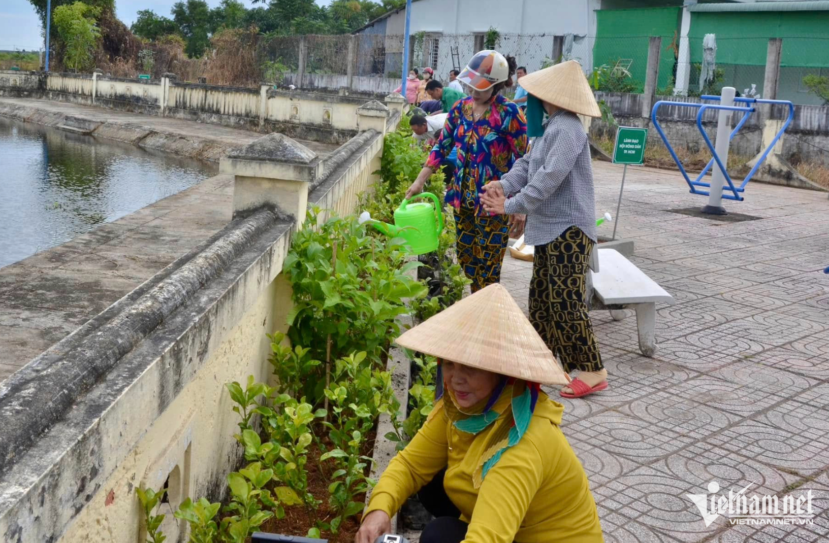 W-nông dân HCM.png