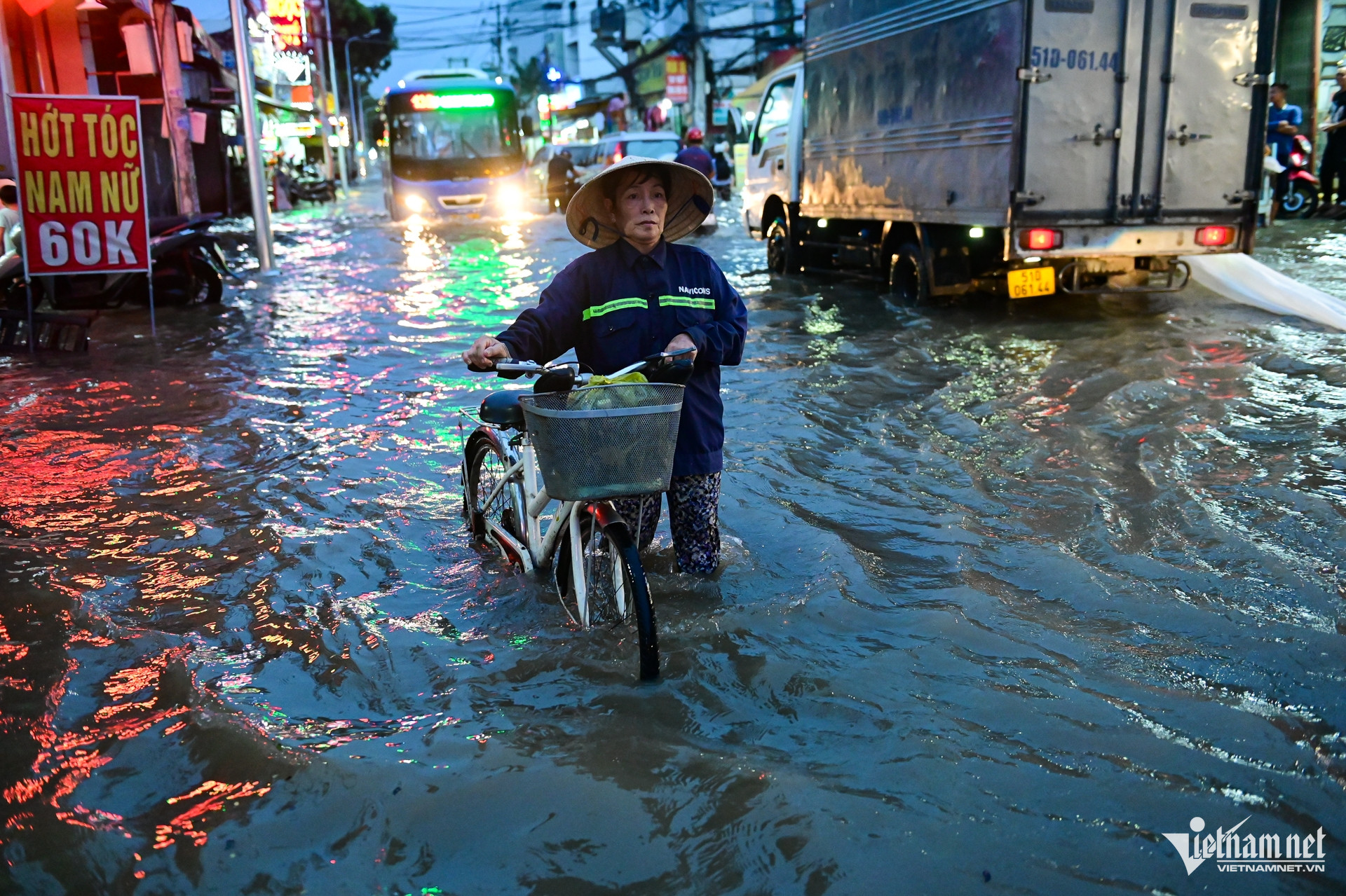 W-triều cường nguyễn huế_ 13.jpg