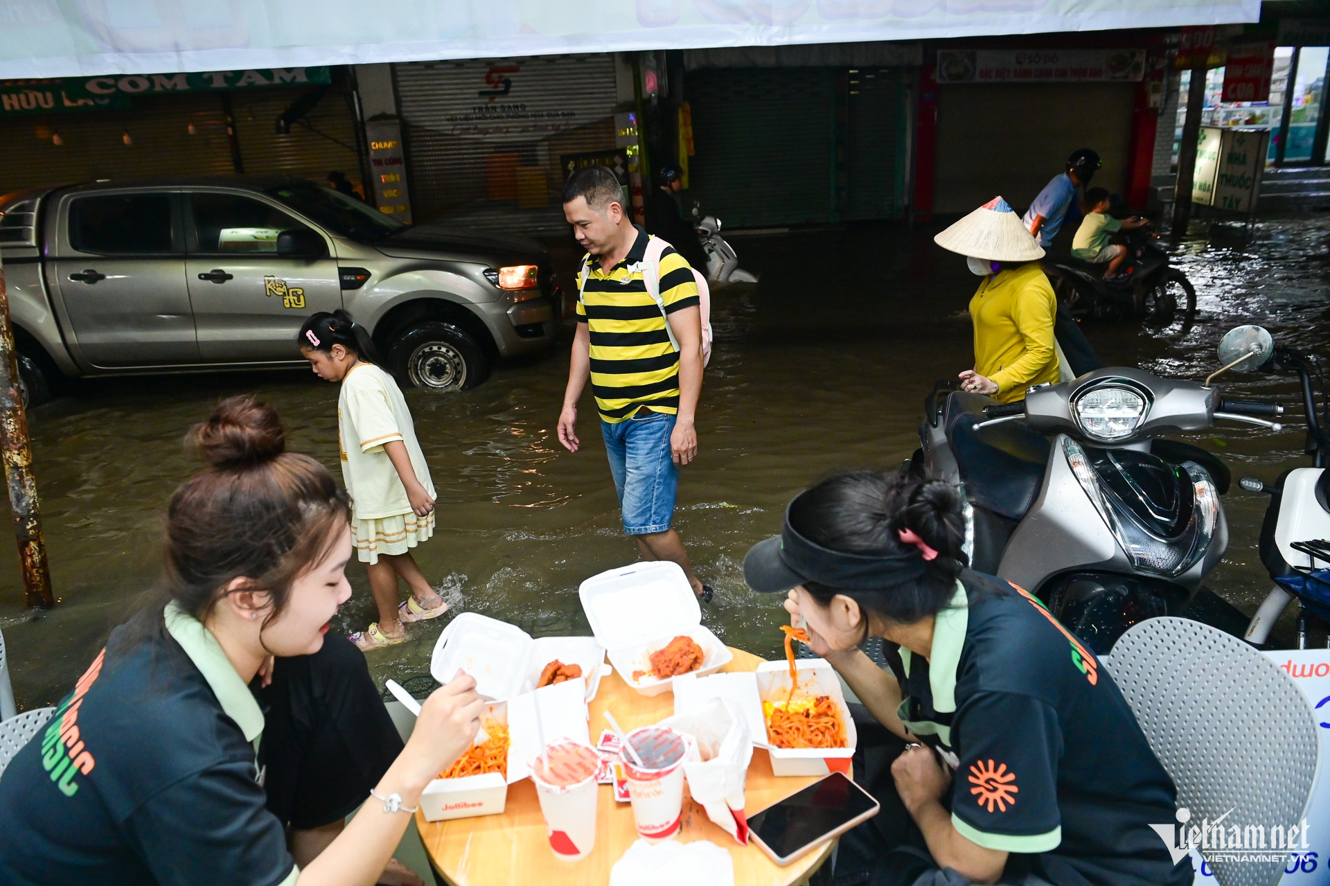 W-triều cường nguyễn huế_ 17.jpg