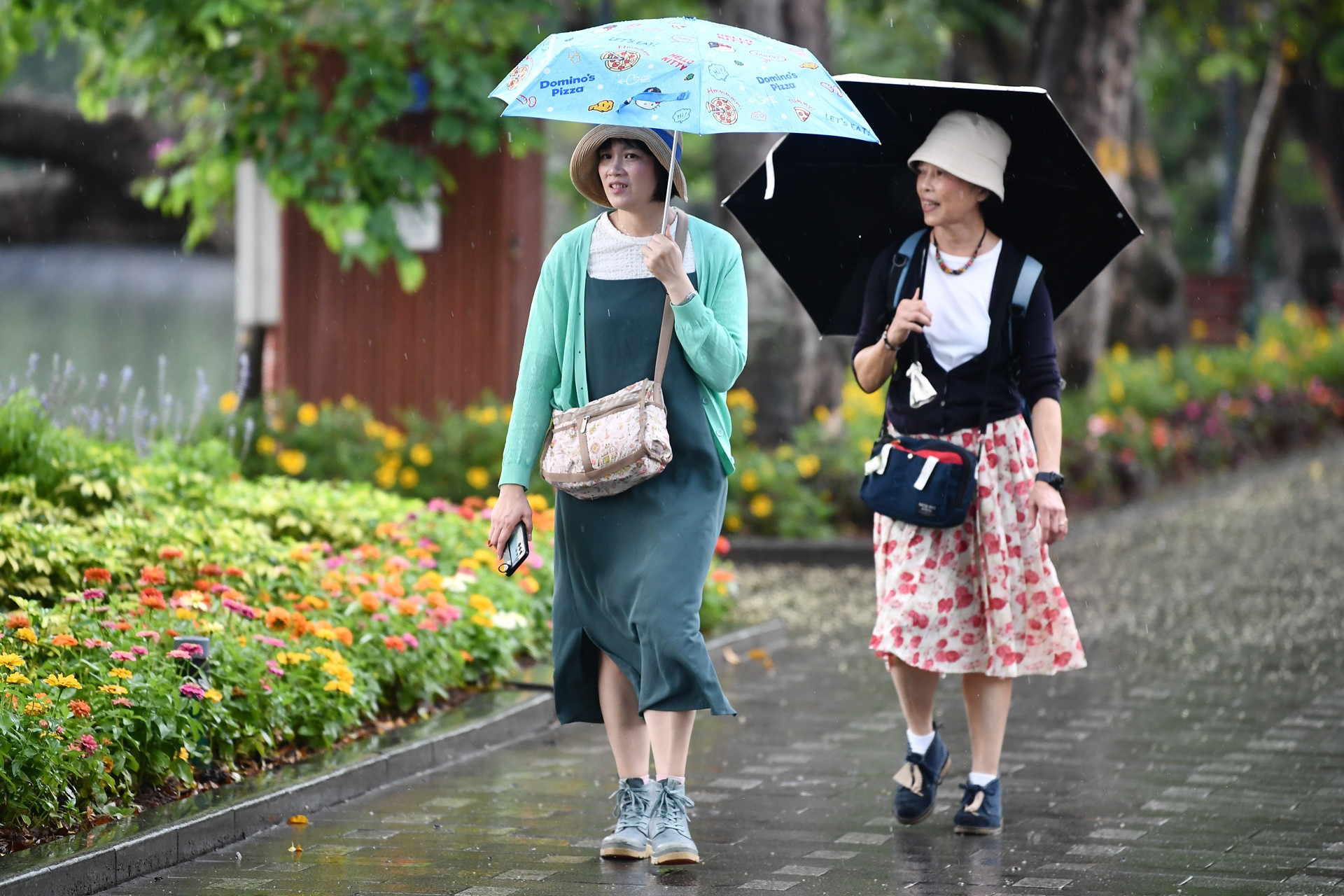 Dự báo thời tiết 8/11/2025: Hà Nội tiếp tục mưa rào, trời lạnh về đêm và sáng