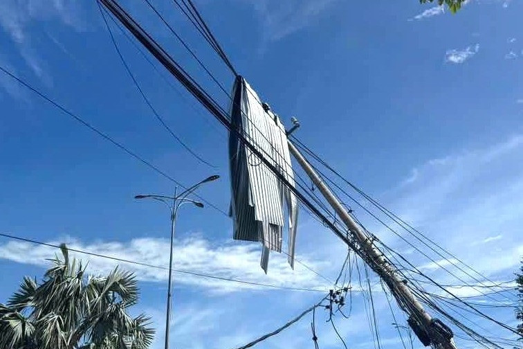 Bão Kalmaegi quét qua Sông Cầu, mái tôn bay mắc trên dây điện
