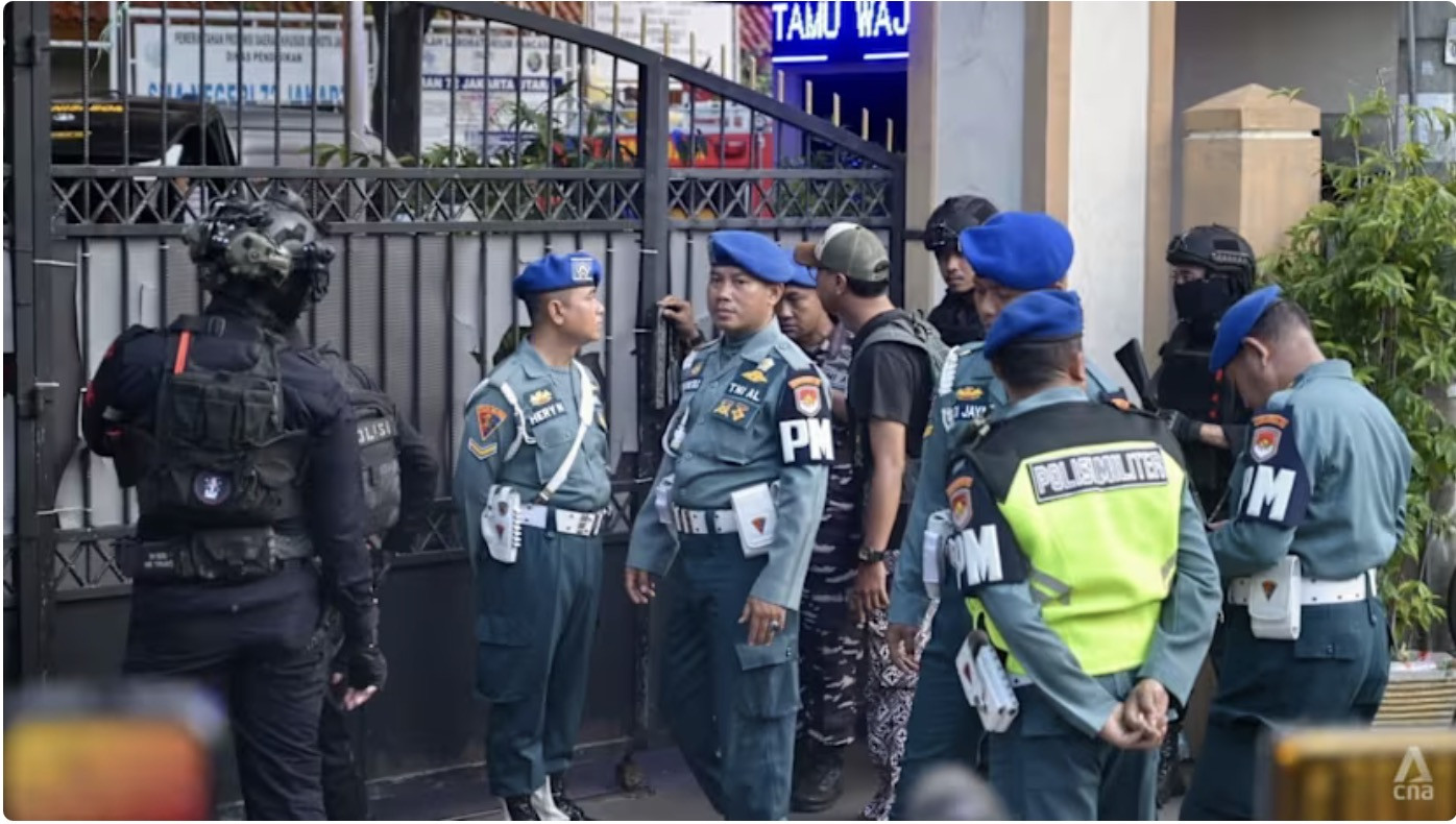 Cảnh sát Indonesia có mặt tại hiện trường vụ nổ. Ảnh: CNA