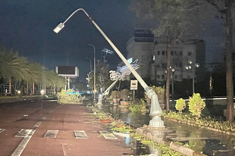 Cảnh tượng nhói lòng sau bão số 13