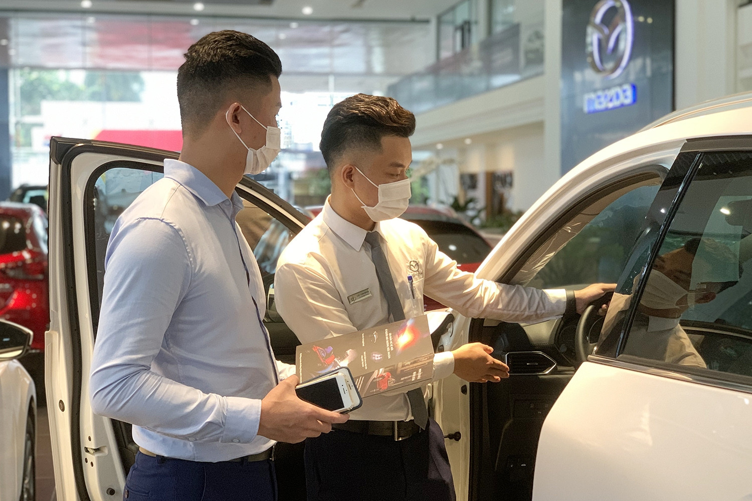 Có nên mua xe trả góp, lãi suất và chi phí 'ẩn' khi vay mua ô tô là gì?