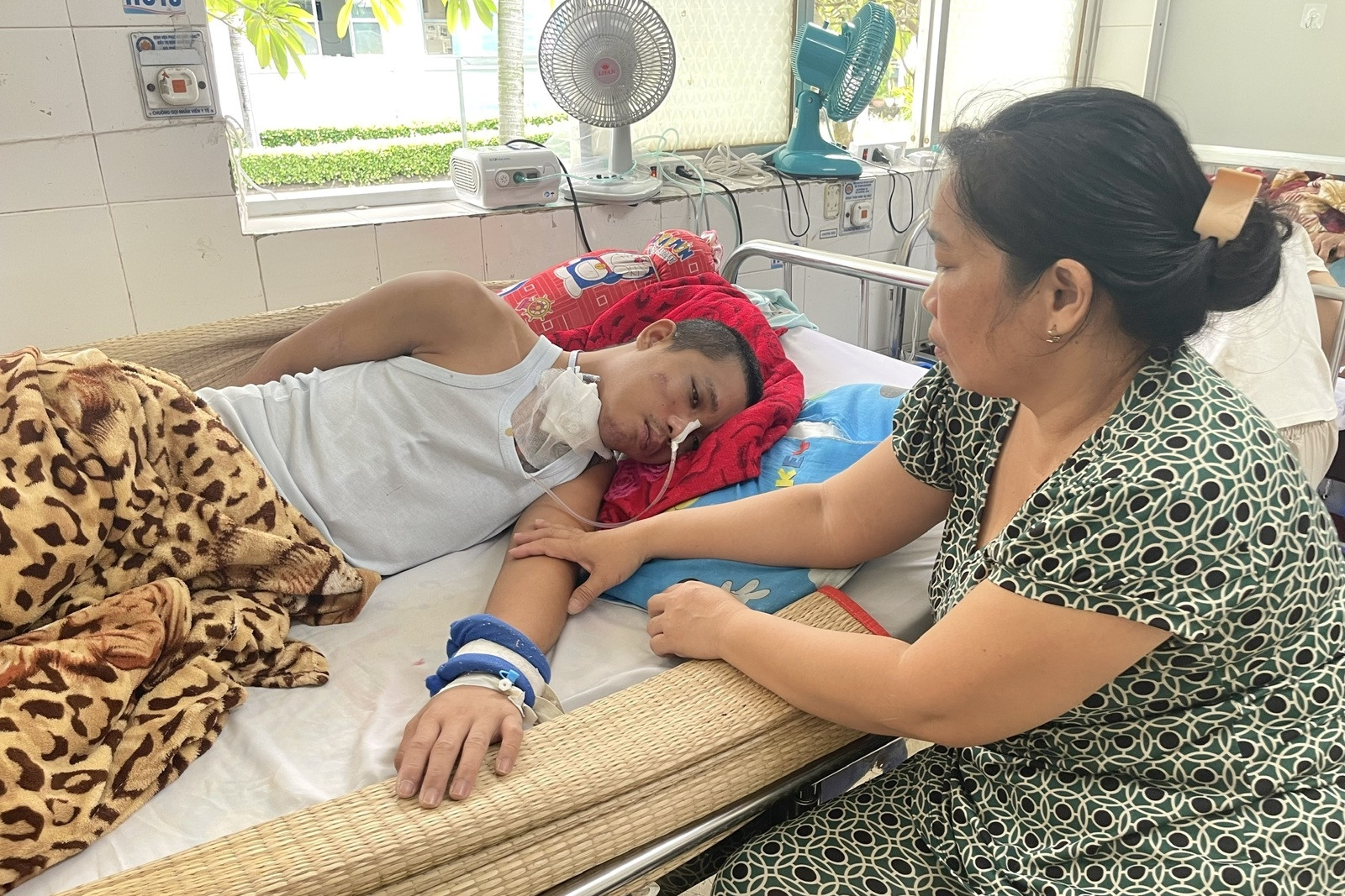 Con trai tai nạn dập não, mẹ nghèo bán cả gia tài không đủ 20 triệu phẫu thuật