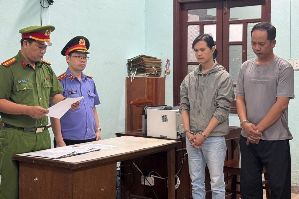 Danh tính 2 đối tượng đánh bất tỉnh tài xế vì bị nhắc nhở ô tô đỗ chắn lối đi