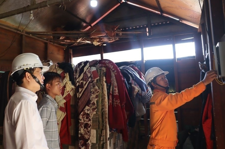 Điện lưới về thắp sáng bản làng của đồng bào A Rem, Ma Coong