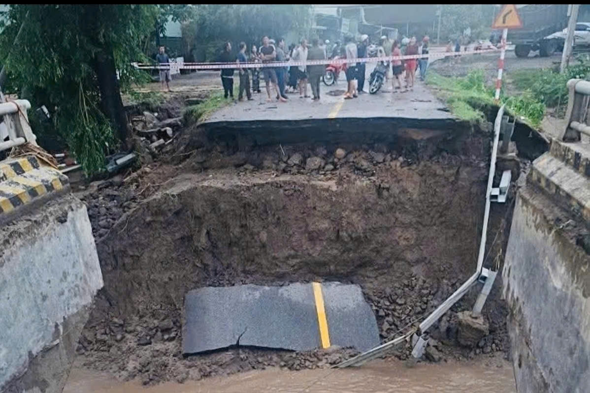 Đường sắt tê liệt, đường bộ chia cắt vì bão số 13