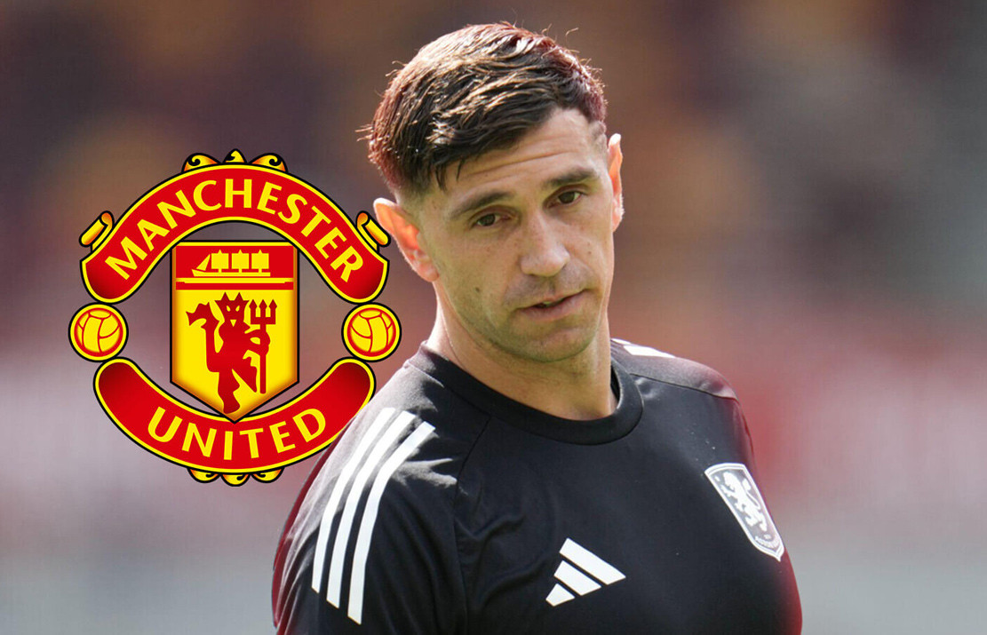 F365 Emiliano Martinez with Man utd badge 1 1.jpg