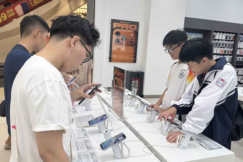 Giá iPhone 17 giảm, người mua vẫn chờ ‘săn deal’
