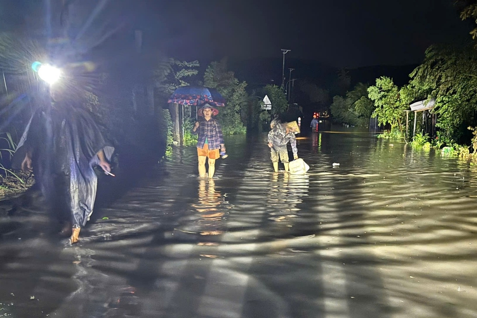 Hàng chục hộ dân Đắk Lắk phải rời nhà ngay sau bão Kalmaegi