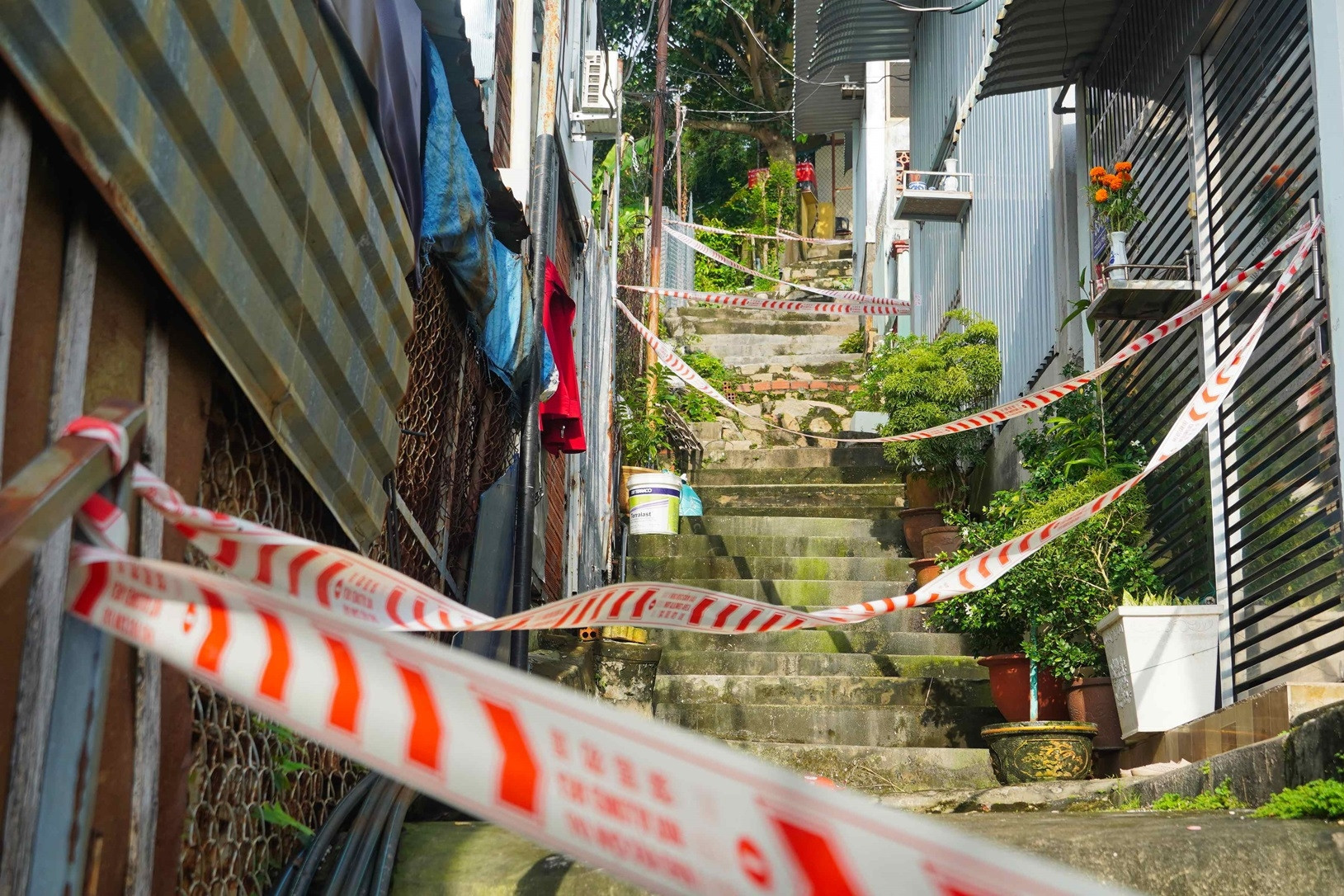 Hiện trạng đáng lo dưới chân núi buộc hàng chục hộ dân Vũng Tàu phải di dời