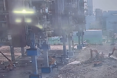 Khoảnh khắc tháp lò hơi tại nhà máy nhiệt điện sập, nhiều công nhân thiệt mạng