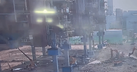 Khoảnh khắc tháp lò hơi tại nhà máy nhiệt điện sập, nhiều công nhân thiệt mạng