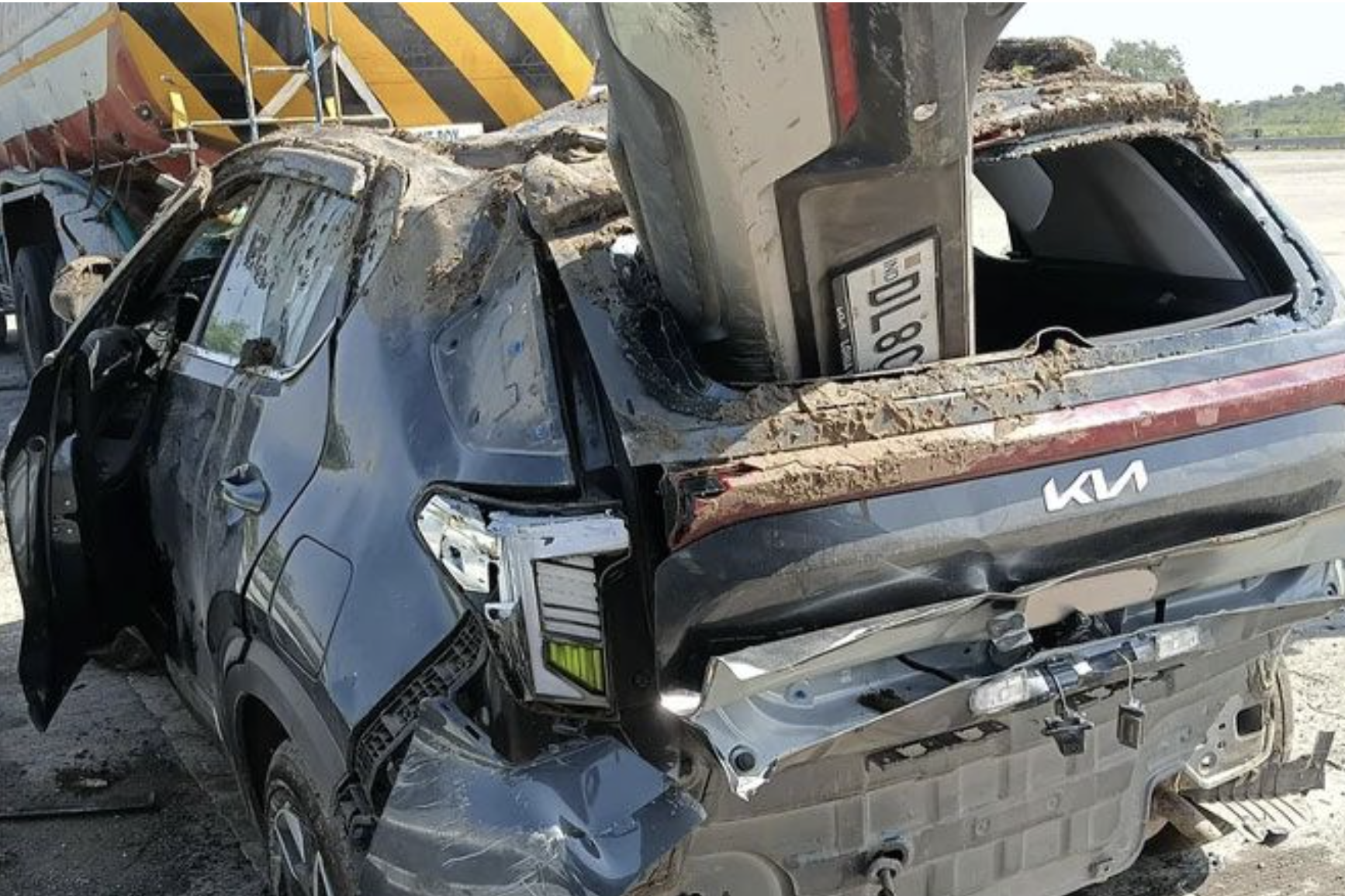 KIA Sonet rơi từ cao tốc xuống vực sâu 9 mét, cả gia đình thoát chết thần kỳ