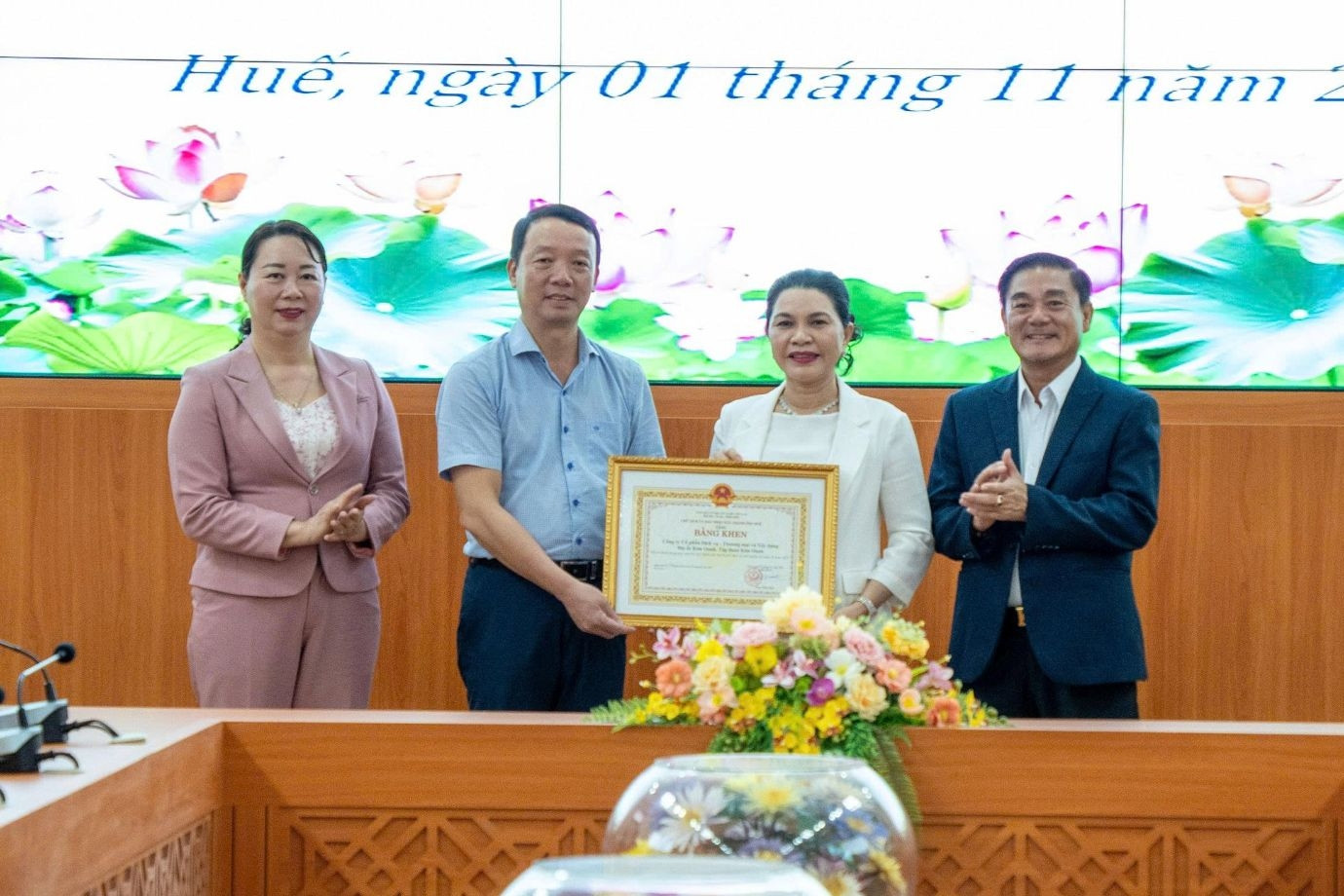 Kim Oanh Group trao 10 tỷ đồng hỗ trợ người dân Huế khắc phục hậu quả mưa lũ