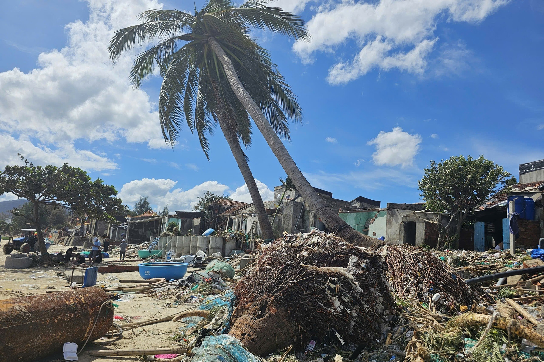 Làng tan hoang chỉ sau một đêm, người dân bật khóc vì cảnh tượng trước mắt