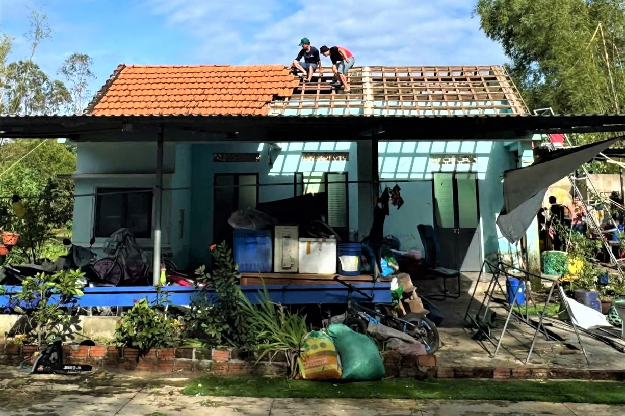 Người dân kể phút lốc xoáy quét qua, hàng loạt nhà tan hoang