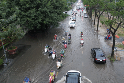 Người dân TPHCM vật vã lội nước về nhà trong ngày triều cường đạt đỉnh