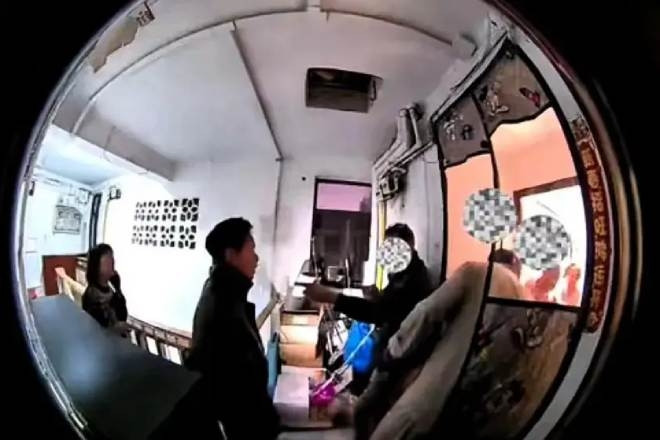 Nhắc hàng xóm không đổ rác bừa bãi, cô gái bị nhóm người đánh dã man