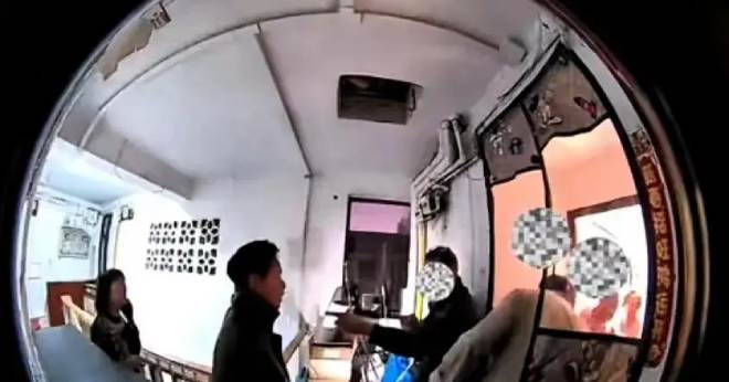 Nhắc hàng xóm không đổ rác bừa bãi, cô gái bị nhóm người đánh dã man