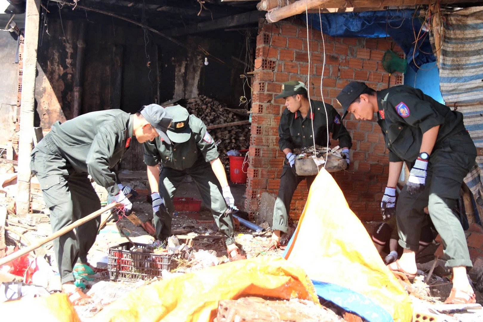 Những hình ảnh khiến nhiều người ấm lòng sau đêm bão dữ