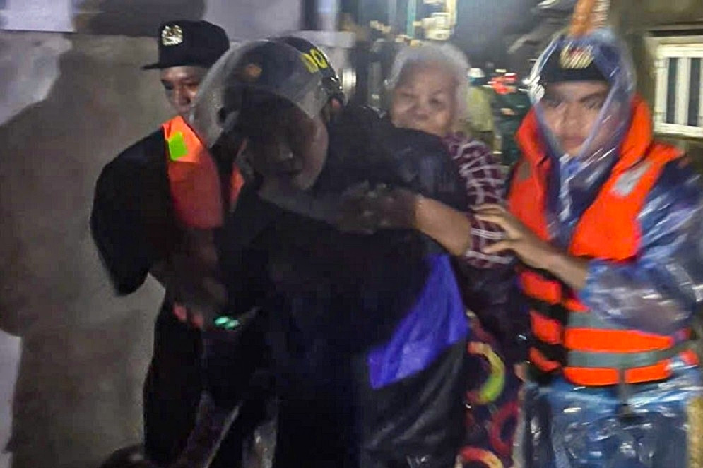 Nước biển dâng trong đêm tràn qua bờ kè, dân hối hả chạy sơ tán