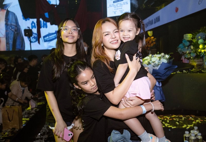 Ca sĩ Phạm Quỳnh Anh và 3 con gái