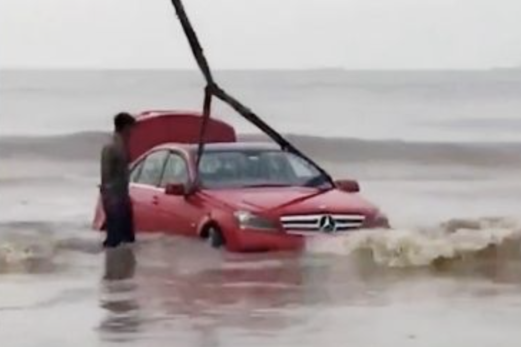 Tài xế 18 tuổi lái Mercedes-Benz C-Class lao xuống biển, xe hư hỏng nặng