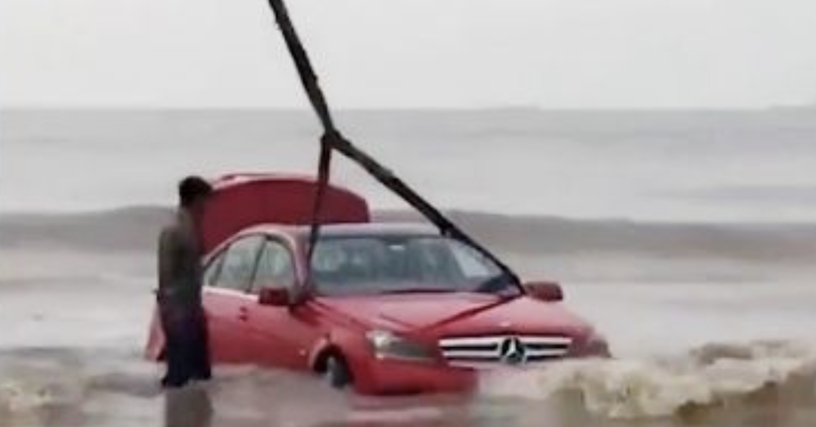 Tài xế 18 tuổi lái Mercedes-Benz C-Class lao xuống biển, xe hư hỏng nặng