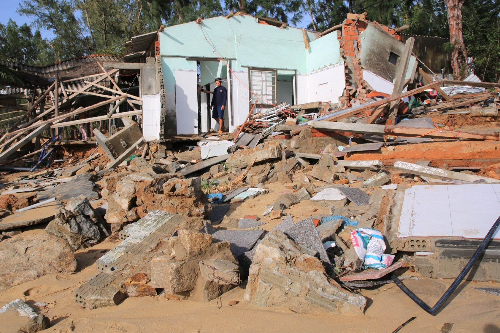 Trở về sau 'chạy bão', người dân thất thần với cảnh trước mắt