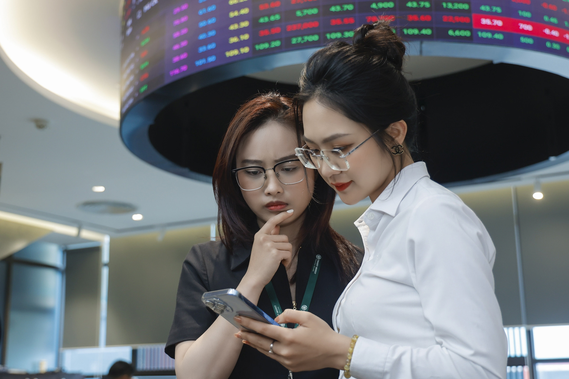 VN-Index thủng 1.600 điểm: Dồn dập bán cuối phiên, 5,5 tỷ USD bốc hơi