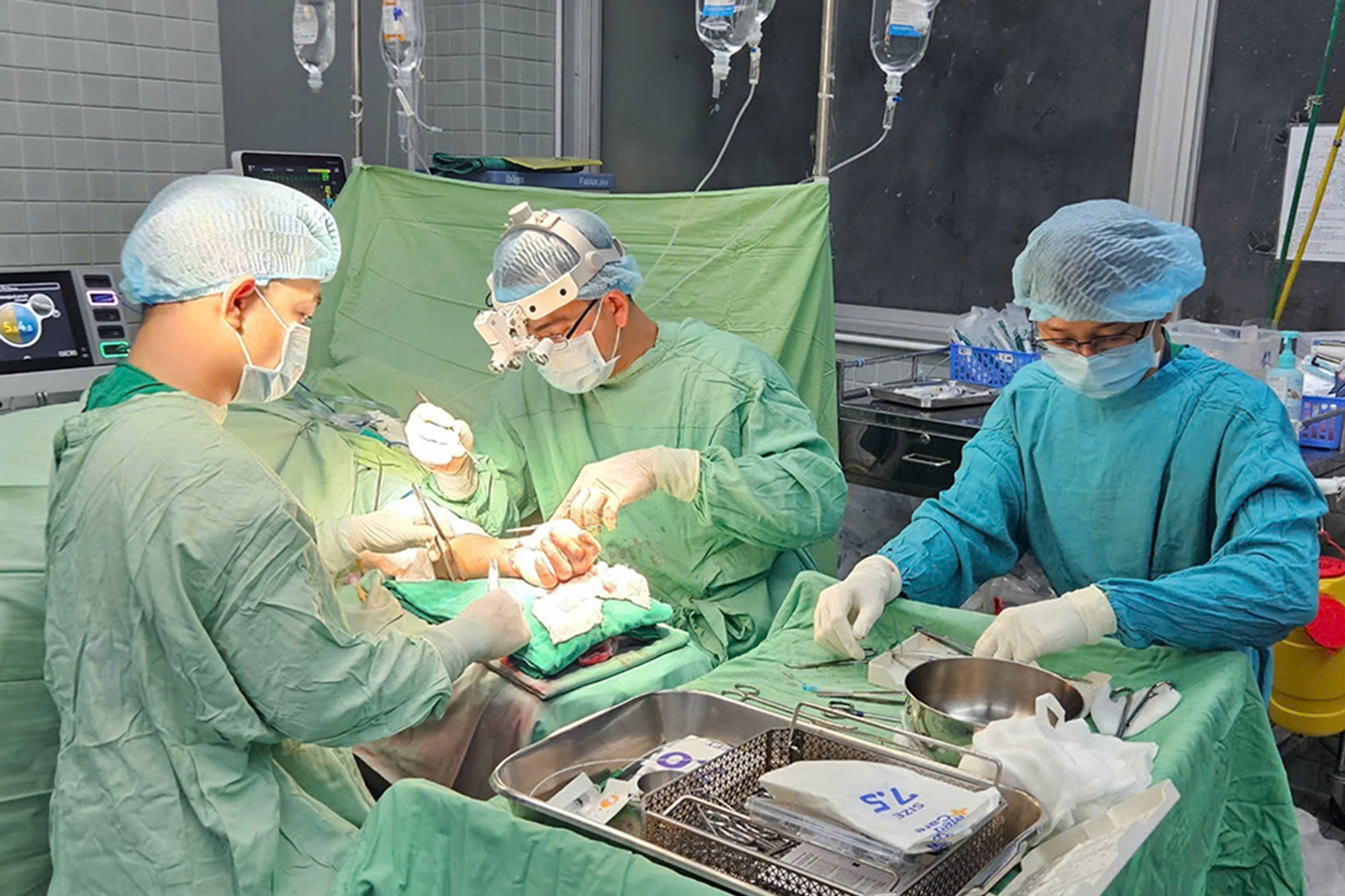 Xuyên đêm cứu người đàn ông bị chém đứt lìa 2 bàn tay do ẩu đả với hàng xóm