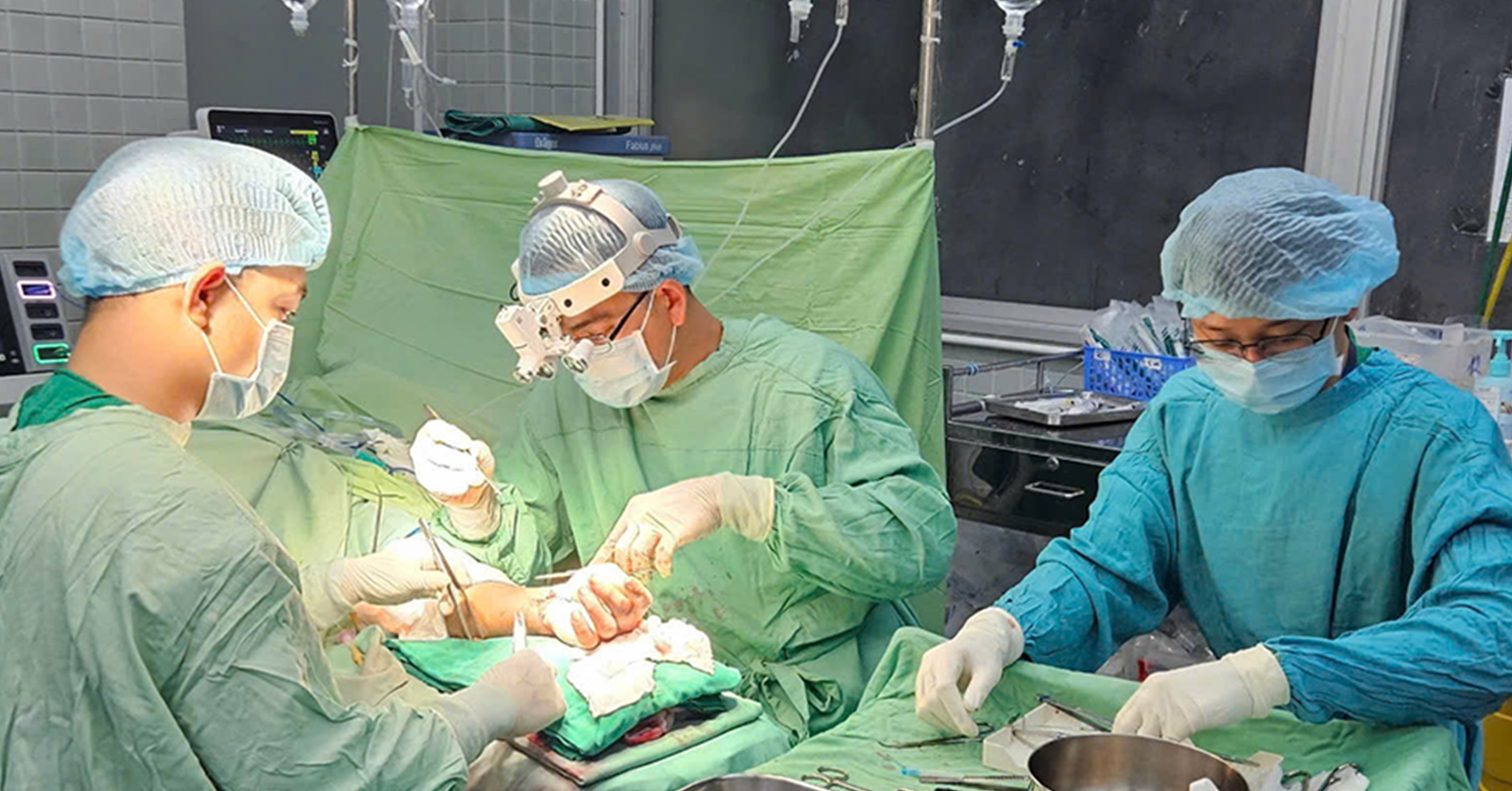 Xuyên đêm cứu người đàn ông bị chém đứt lìa 2 bàn tay do ẩu đả với hàng xóm