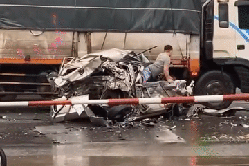 Bản tin trưa 8/11: Xe con bị vò nát sau va chạm, bất ngờ tài xế sống sót bước ra