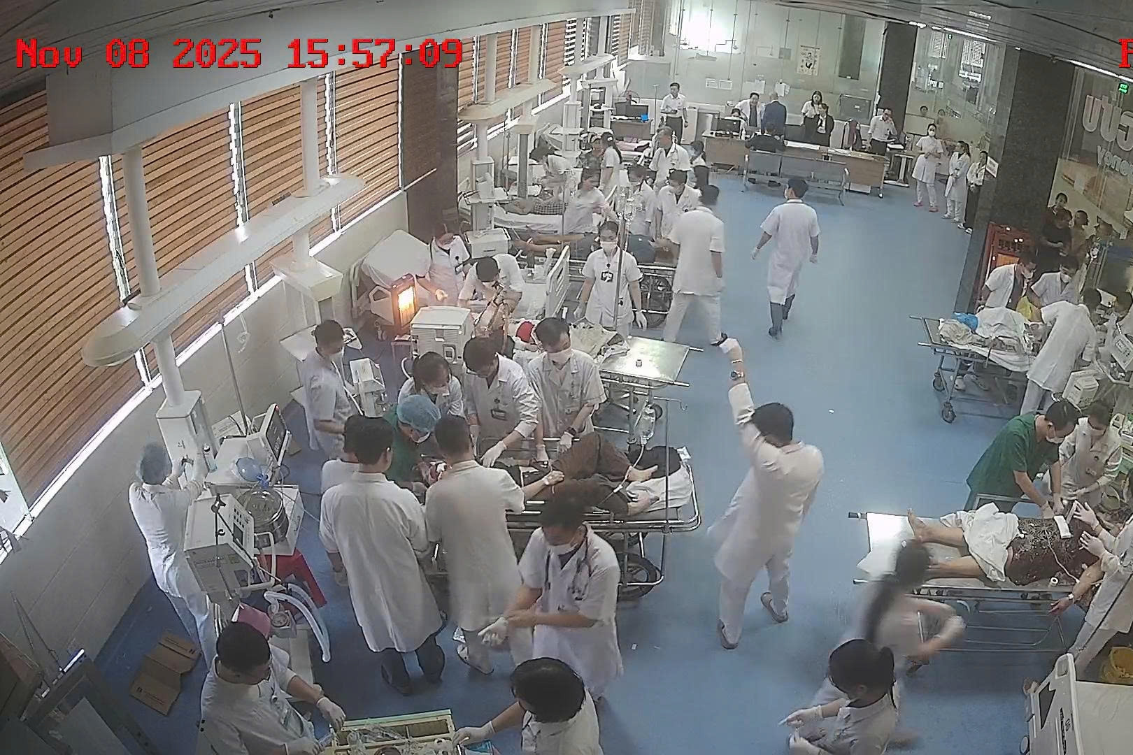 Cấp cứu 7 nạn nhân vụ ô tô con đâm xe tải trên cao tốc, 2 mẹ con tiên lượng nặng